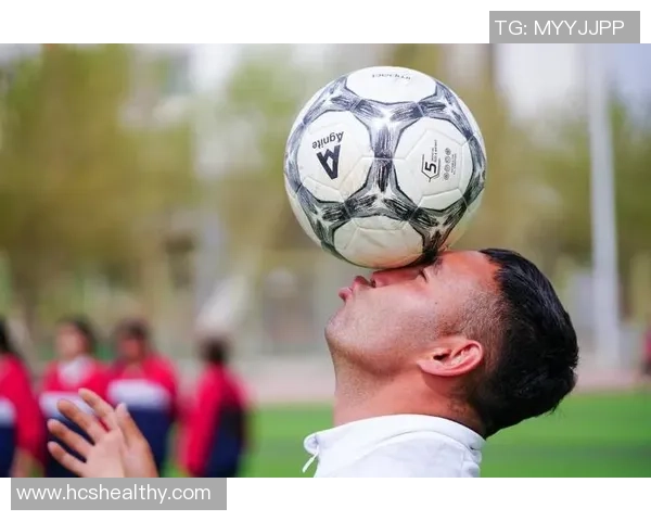 和足球球星近距离合影留下难忘瞬间见证绿茵场上的荣耀时刻