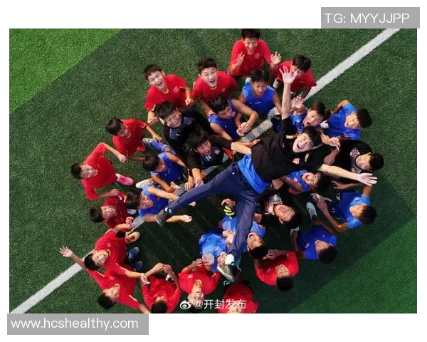 绿茵鏖战汗水飞扬足球球星衣服沾满泥土见证拼搏荣耀