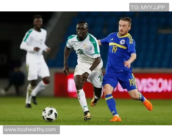 足球球星激烈对抗中惊险瞬间引发赛场安全关注